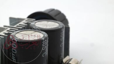 تتحرك الإلكترونات داخل البطارية من الطرف السالب إلى الطرف الموجب.