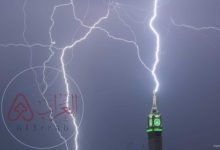 فيديو صواعق رعدية تضرب برج الساعة في الحرم المكي