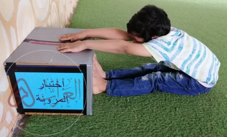 تقاس المرونة عن طريق اختبار مد الذراعين أماما من وضع الجلوس طولاً باستخدام صندوق المرونة