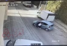 فيديو الدوار السابع لص يسرق سيارة فتاة ويجرّها على الأرض في عمان