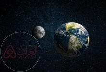 يدور القمر حول الارض مره كل سته اشهر