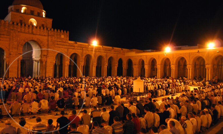 من أول من جمع المسلمين لصلاة التراويح؟ القصة الكاملة والسنة النبوية خلف هذه السنّة